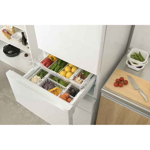冷蔵庫収納　トトノ野菜・冷凍庫　伸縮ストッカー浅型　スリム 透明なプラスチックの収納容器が横に並んでおり、上部に野菜や冷凍食品が整然と収められた様子。