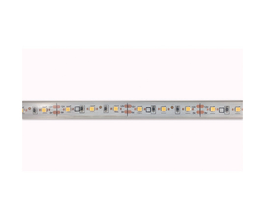 LEDテープライト Viewdi DC12V 16.6mmP 5000K 3m巻 透明なプラスチックパッケージに収められた、緩やかにカーブした光沢のあるテープの端が見える。