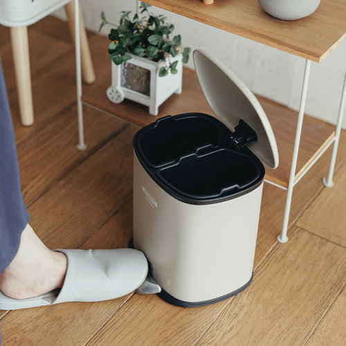 ゴミ箱　セパレ・ペダルビン　ベージュ 柔らかなベージュ色のペダル式ゴミ箱が正面から見える状態