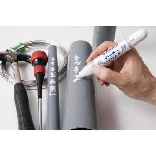 マッキーペイントマーカー　太字中字　銀　5本 パッケージから取り出された複数のマーカーが均等に並んでいる様子
