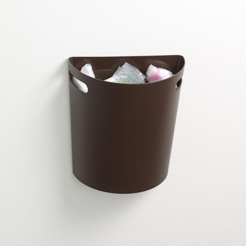 ゴミ箱 壁掛けダストボックス 9L マグネットシート2枚付き ブラウン 右側面が見える状態、マグネット付きで壁に取り付けられている様子