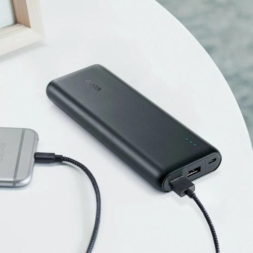 PowerCore 20100 充電ポートとLEDインジケーターが見える側面の様子