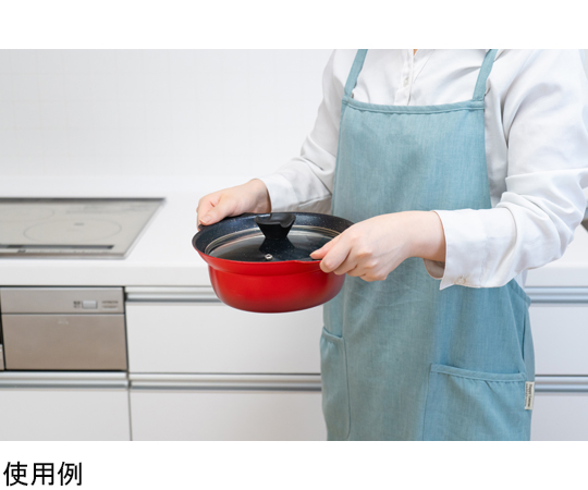 なごみ丈膳 IH対応 フチ付卓上鍋 18cm 全体的に黒いデザインの鍋、金属製の取っ手が側面から見える状態