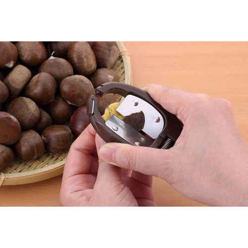 栗の皮むき　スゴ切れ　栗の皮むき器 上から見た状態で、開いた刃部分が鮮明に見える。