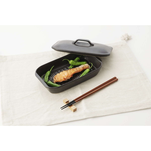 グリルプレート　レンジ陶器プレート　長角　フタ付き　19×11cm 陶器製のプレートがフタ付きで並んでいる、横長の形状が見える状態