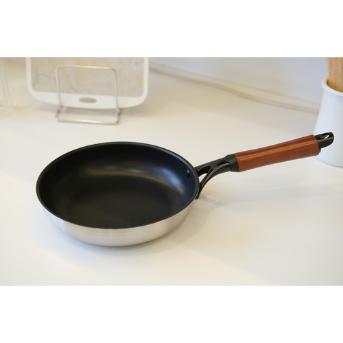 2層鋼ダイヤモンドコートフライパン24cm　ファストクック 光沢のある表面とスタイリッシュなハンドルが特徴のフライパンの横からのアングル