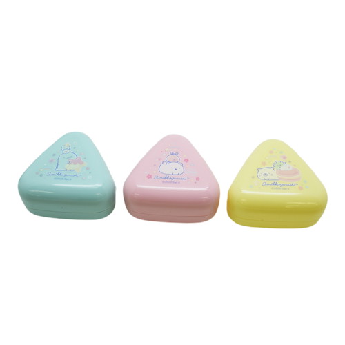 おにぎりケース　3個セット　すみっコぐらし　弁当箱 透明なケースに収められたカラフルなデザインの容器が整然と並ぶ様子
