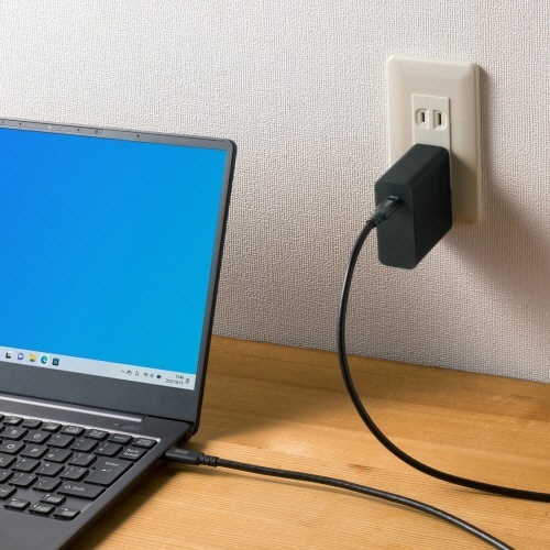 USB20Gbps(USB4　Gen2×2)Type-Cケーブル　2m　ブラック　1本 ケーブルがクネリながら表に置かれている状態