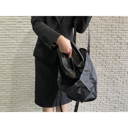 携帯スリッパ　スリッパ　携帯　Sサイズ　22.0~23.5cm　専用ケース付　レプリエ　クラシック　無地　S 無地の携帯スリッパが専用ケースに収納されている様子