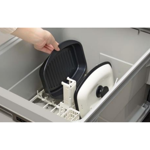 レンジパン　M　パリージュ　電子レンジ調理器 光沢のある表面が特徴的な丸型の調理器、持ち手付きで蓋がしっかり閉まっている様子