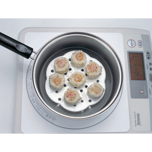 落とし蓋　KK　セラミック　蒸し器&落し蓋　16cm 白いセラミック製の落とし蓋がやや斜めに置かれ、中心に小さな穴が開いている様子