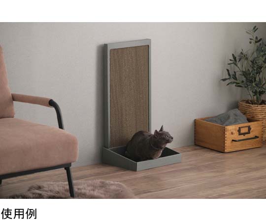 猫の爪とぎ スタンドタイプ ブラウン 茶色いスタンド型の爪とぎが正面から見える状態で、横に丸みを帯びたデザインが際立つ。