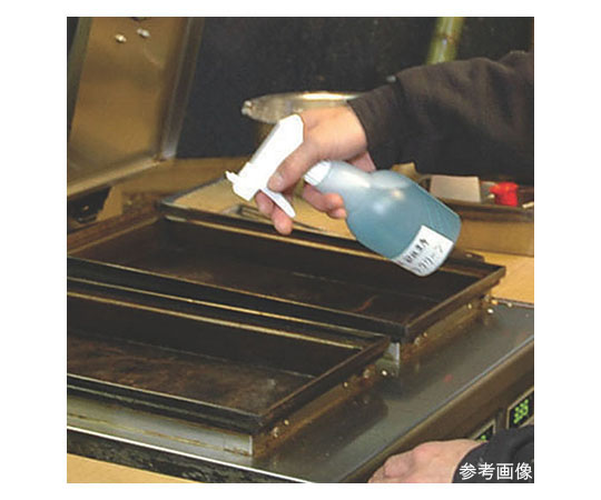 焦げ落とし専用洗浄剤　4リットル 洗浄剤のボトルが斜めから撮影されており、キャップが開いた状態で中身が確認できる様子