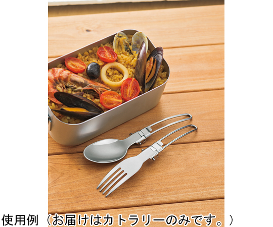 カトラリーセット 整然と配置されたカトラリーが美しい光沢を放っている状態