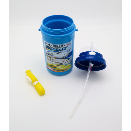 水筒　プラスチック　ストロー　保冷　軽量　新幹線　450ml　子供 ストロー付きで軽やかにデザインされた水筒、側面にカラフルな新幹線の絵柄が描かれています。