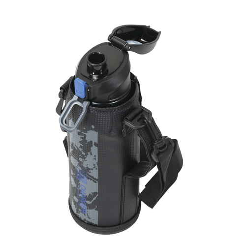 水筒　ファストチャージャー　ダイレクトボトル　1100ml　ポーチ付　ブルーブラック 黒と青のグラデーションカラーとポーチが付いたボトルが斜めに配置されている様子