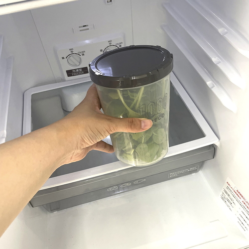 保存容器　IRECO　食品保存容器　Mサイズ　1L 透明な食品保存容器が蓋とともに横から見える状態