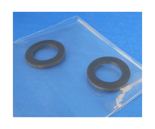 平パッキン 外径30mm×内径19mm 2個入 白い背景に置かれた、均一な色合いの平たいゴム製のパッキンが2個並べられた状態
