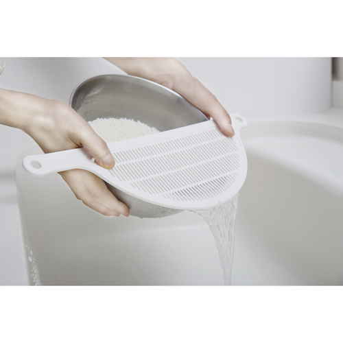 ポットドレイナーKK-353　ホワイト 底に排水穴がある白い陶器製のポット、周囲が見える状態