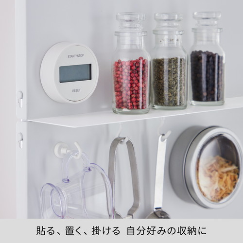 突っ張りラック　キッチンつっぱりパネルラック　マットホワイト　SPL-11WH 白いパネルが整然と配置され、上部のラックには調味料や小物が載せられた様子
