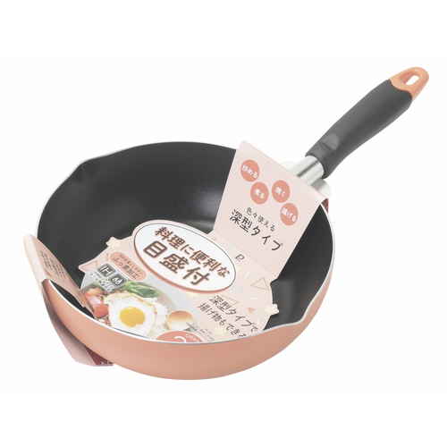 フライパン　22cm　IH対応　目盛付き　ふっ素加工　オレンジ オレンジ色のふっ素加工が施されたフライパンの側面が見える状態