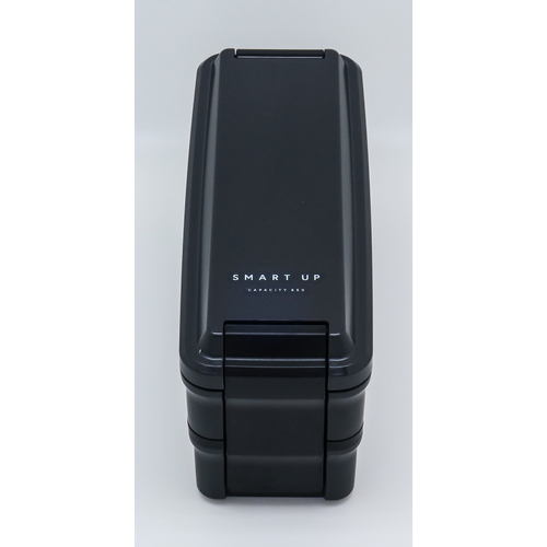 弁当箱　SMARTUPランチ1ダン　850ml 白と青のカラーデザインの弁当箱が正面から見える状態。