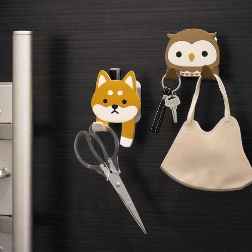 フック　吸着　スティッキーフックポケット　アニマル　柴犬 正面から見た可愛い柴犬デザインのフックが取り付けられた様子
