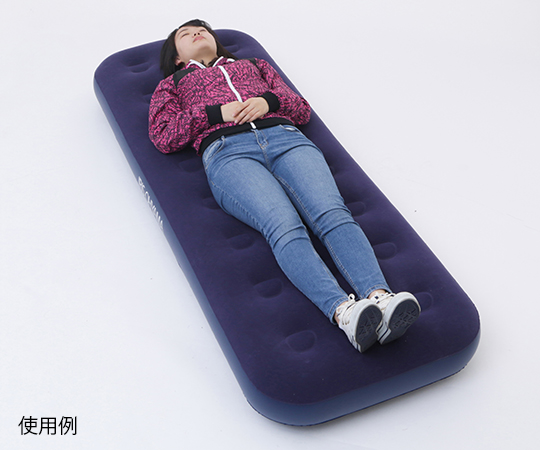 エアベッド 空気が満ちた状態で広げられた、シンプルなデザインの寝具。