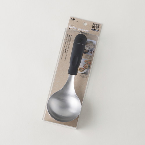 おたま 料理家の逸品 ちょこっとスプーン 横から撮影された光沢のある金属製のスプーン、持ち手に細かな模様が施されている様子