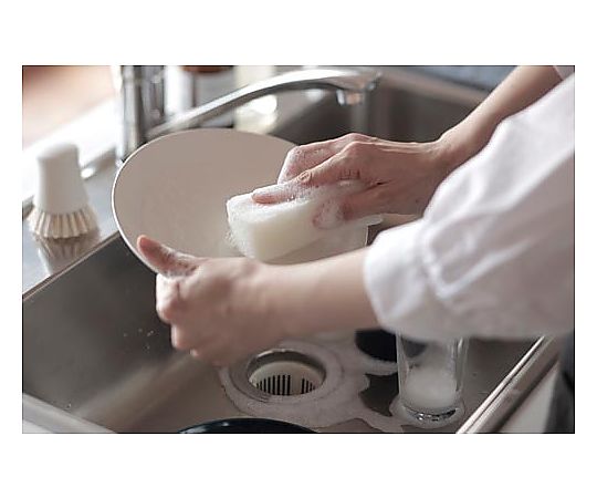 抗菌キッチンスポンジK751W パッケージが正面から見える状態で、クリアな白色とグリーンのデザインが施されている。