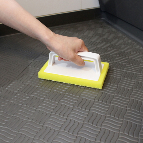 バスブラシ　BT751お風呂床用ブラシスポG ブラシの毛先が明瞭に見える状態で持ち手が横向きに配置されている