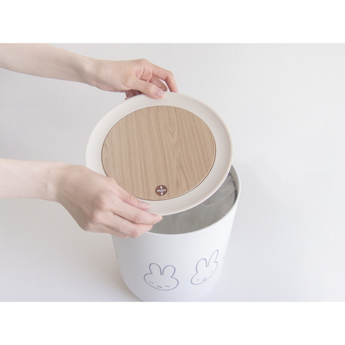 ゴミ箱　miffy　小物入れ兼ダストボックス 白い表面に可愛らしいキャラクターが描かれたカラフルなデザインが見える状態