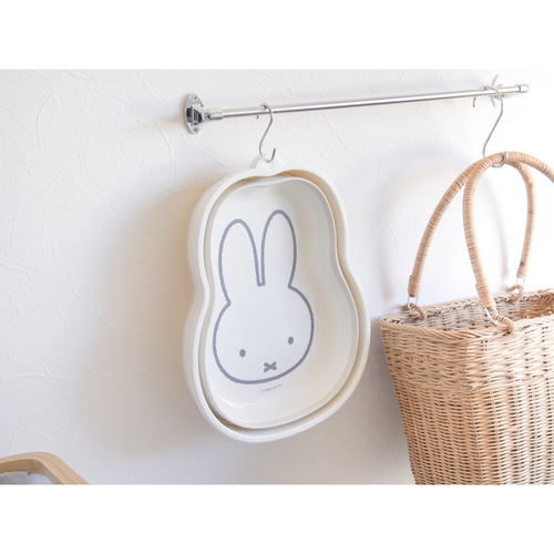 バケツ　miffy　折り畳み桶 白い背景に置かれた青いフチの折り畳み可能な桶、可愛らしいキャラクターのデザインが全面に施されている。