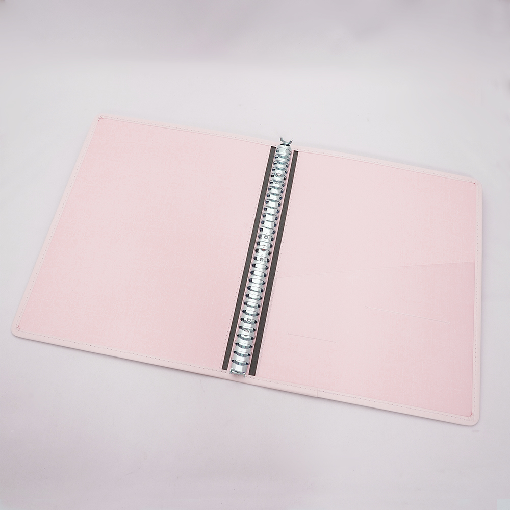 カルテブック　X型・30穴　ピンク　背幅30mm 正面から見たピンク色の製品で、30mmの背幅が確認できる状態