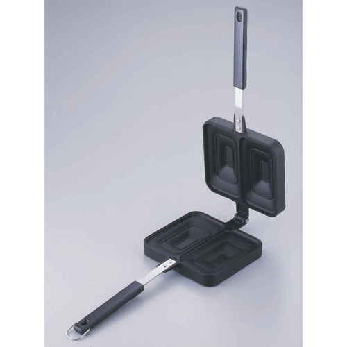 ホットサンドメーカー 角型 両面焼き ガス火専用 表面に焼き目がついたサンドイッチが挟まれている状態