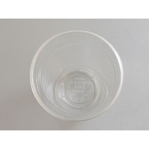 透明カップ バイオPETカップ HF98-20(φ98 20oz) 赤松化成工業 透明で光沢のあるカップが斜めから見える状態