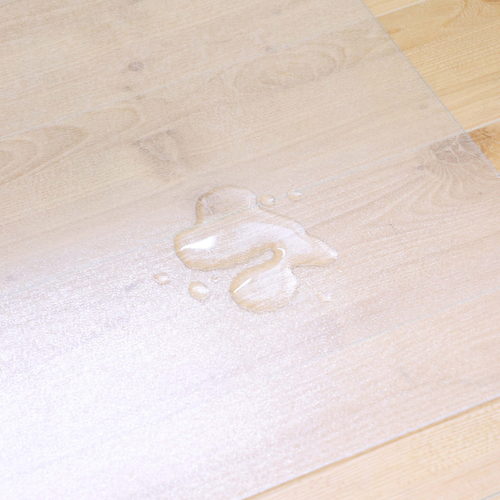 PVCマルチ保護マット75×70cm 表面が光沢のある透明なマットが広げられた状態