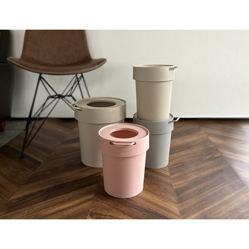 ゴミ箱　10L　タップトラッシュ　袋が見えない　壁掛け　スタッキング　グレージュ グレージュのコンパクトなゴミ箱が壁に掛けられた状態