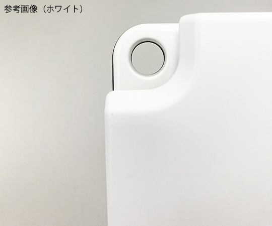 デジタルクッキングスケール ピンク 鮮やかなピンク色のデジタルクッキングスケールが上から見える状態で、ディスプレイ部が明るく光っている様子。