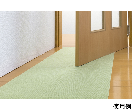 おくだけ吸着ロングマット　60×200cm　グリーン 緑色のマットが床に敷かれている様子、端がしっかりと吸着している状態。