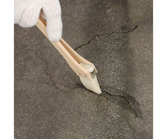 雨もり補修液　1000g 白いパッケージが横向きに並べられ、キャップ部分と内容量が見える状態