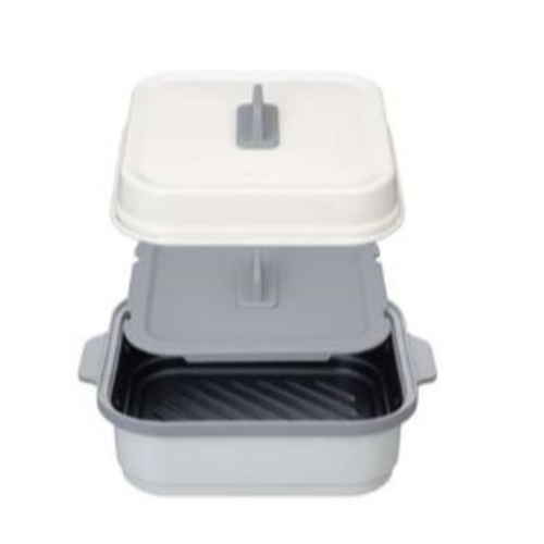 レンジパン　角型　フタ付き　食洗器対応　電子レンジ調理器具　copan　レンジグリル 透明なフタが載せられた角型の調理器具が静置されている様子