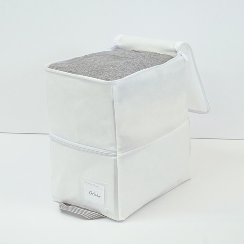 収納袋 衣類 小物 2wayマルチ収納 幅23×奥行33×高さ36cm クローゼット収納 広めの引き手がついた折りたたみ式の収納袋が前面を向いている様子