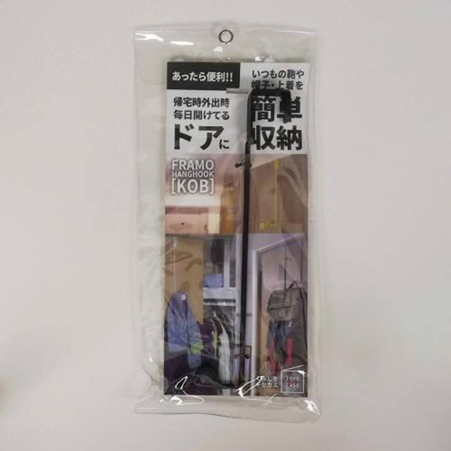 ドアフック ロング フレーモ コブ ハングフック スチール製 ブラック 斜めから捉えたシンプルなブラックのフックが壁に取り付けられた様子