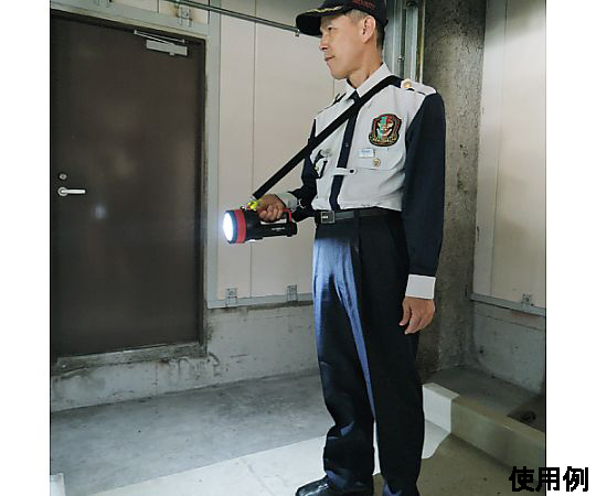 [単1x4本] フラッシュライト/LED(強･中･弱) ボディが鮮やかな色で、電源ボタンが中央に配置されたデザインのフラッシュライトが横向きで見える状態