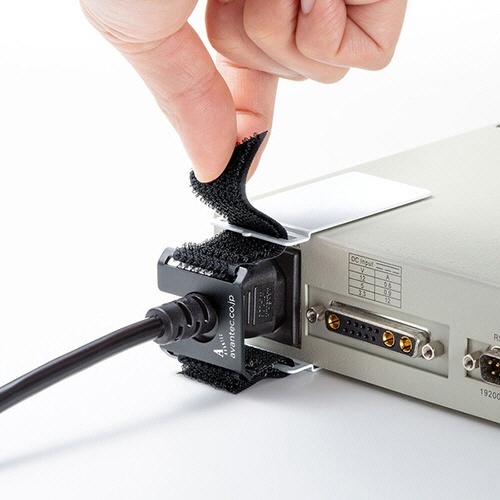 ACホールドロック-2(AC電源プラグ対応)　1パック 透明なパッケージに入った商品の全体が見える状態で、下部には使用方法の説明が印刷されている。