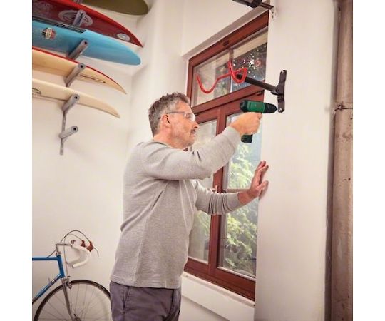 コードレス振動ドライバードリル ハンドル部分がしっかりと握られ、作業中の様子