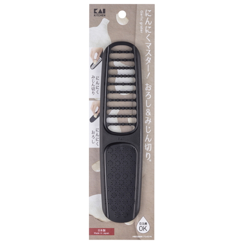 にんにくおろし器　KK　にんにくマスター 側面から見た, シリコンのハンドルがついたおろし器