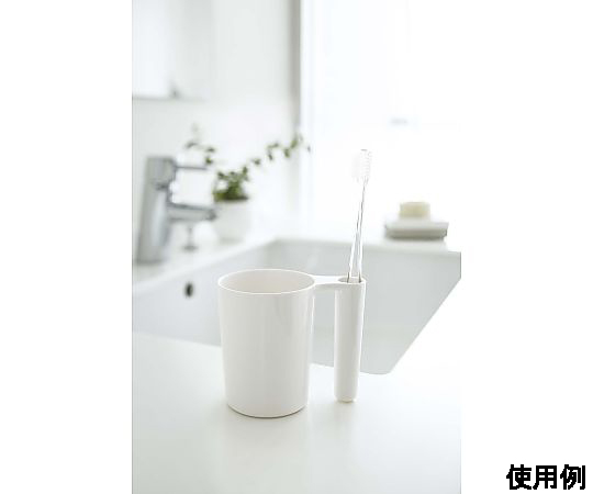 105x 70x 90mm タンブラー(歯ブラシスタンド付) 商品が斜めから撮影され、歯ブラシスタンドが一体になったデザインが見える状態