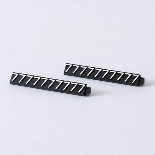陳列備品 ニュープライスキューブ補充L用(20粒) 黒/白 7 友屋 白と黒のプライスキューブが整然と並んでいる様子